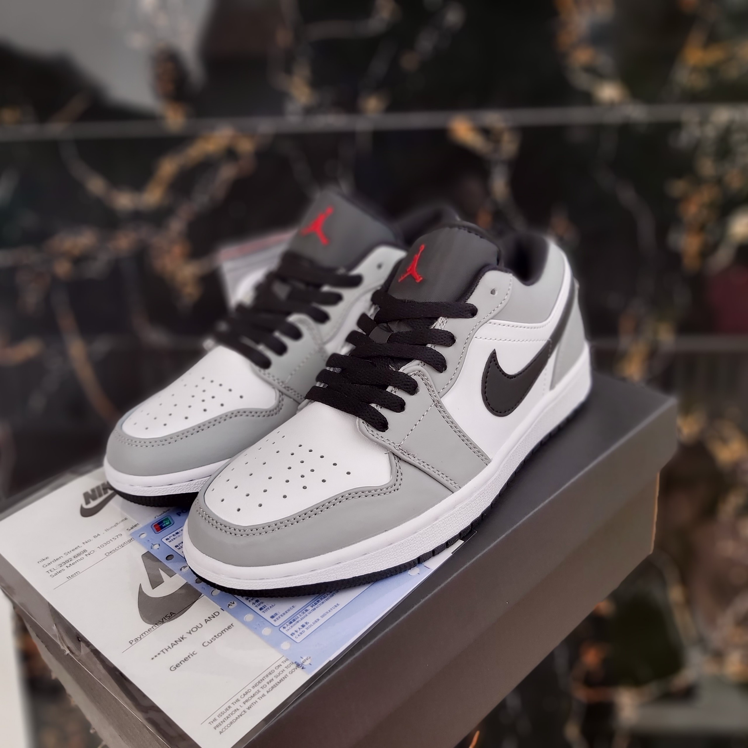 Thiết kế kinh điển của Nike Jordan 1 Low Grey với tông màu xám trung tính.