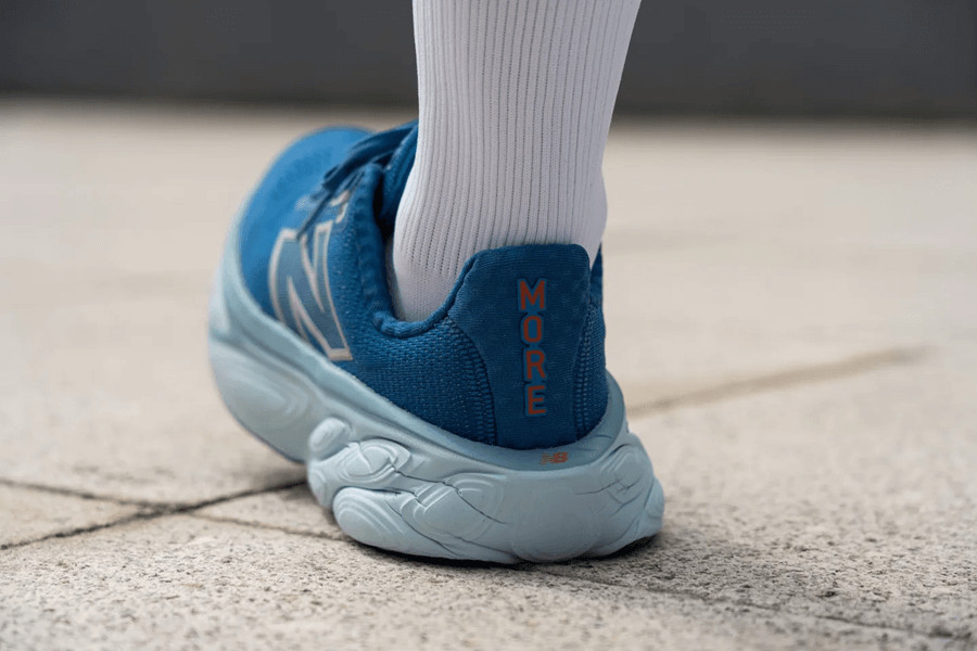 Thiết kế phần gót của New Balance Fresh Foam X More v5 không có tab kéo