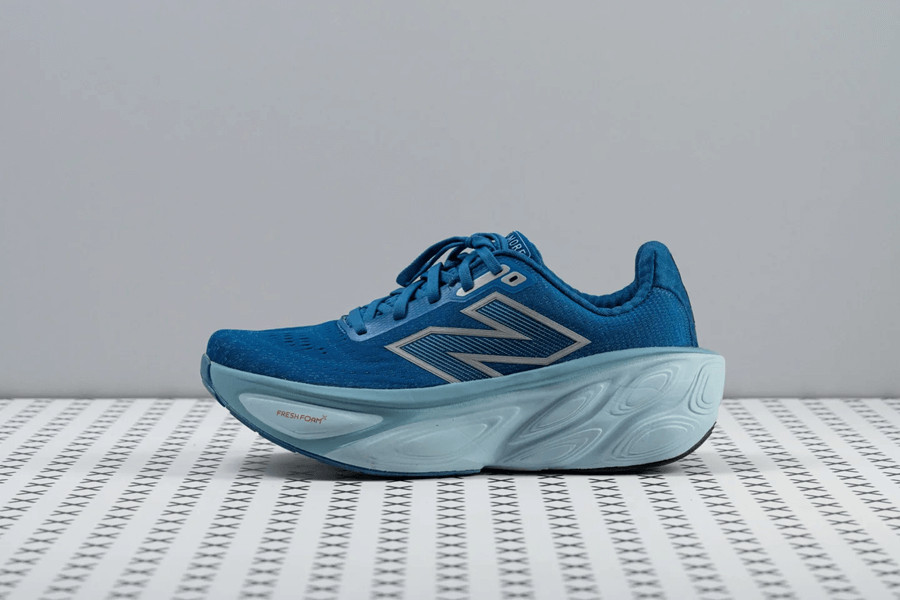 Thiết kế rocker ở gót và mũi giày New Balance Fresh Foam X More v5 hỗ trợ chuyển động