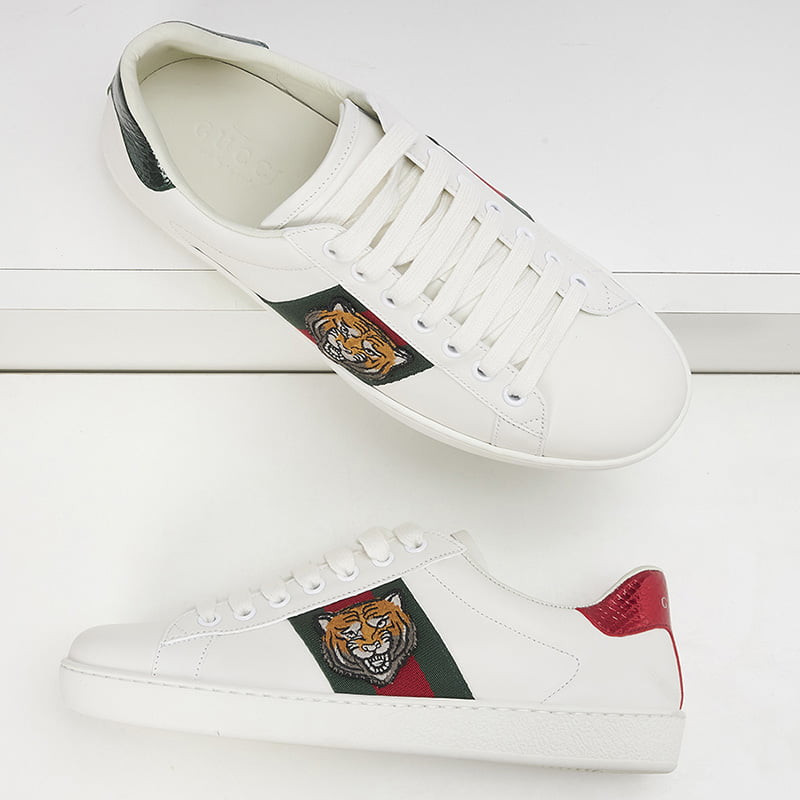 Thiết kế sọc Gucci đặc trưng kết hợp với họa tiết hổ