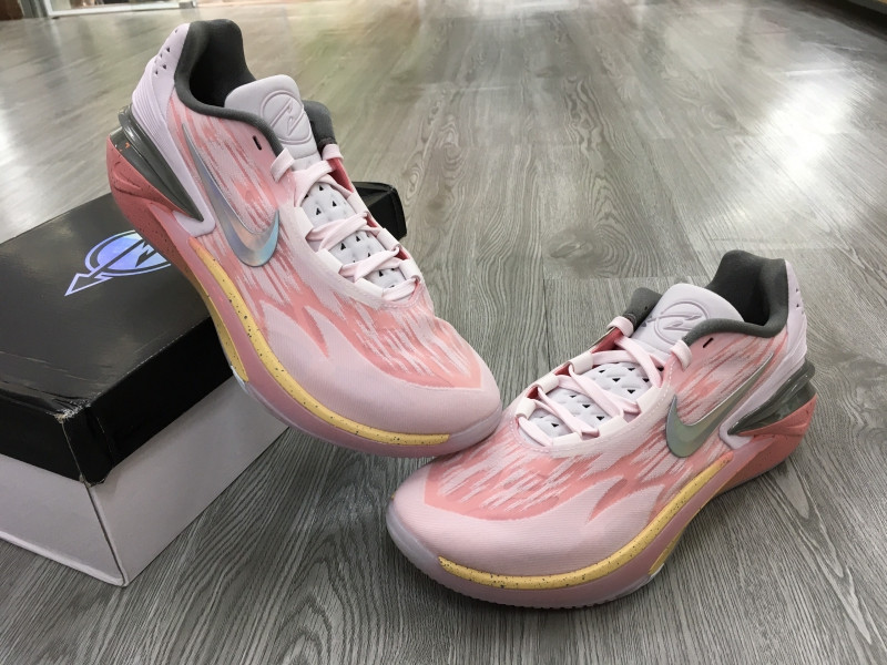 Thiết kế upper ôm chân và khóa gót của giày bóng rổ Nike GT Cut 2