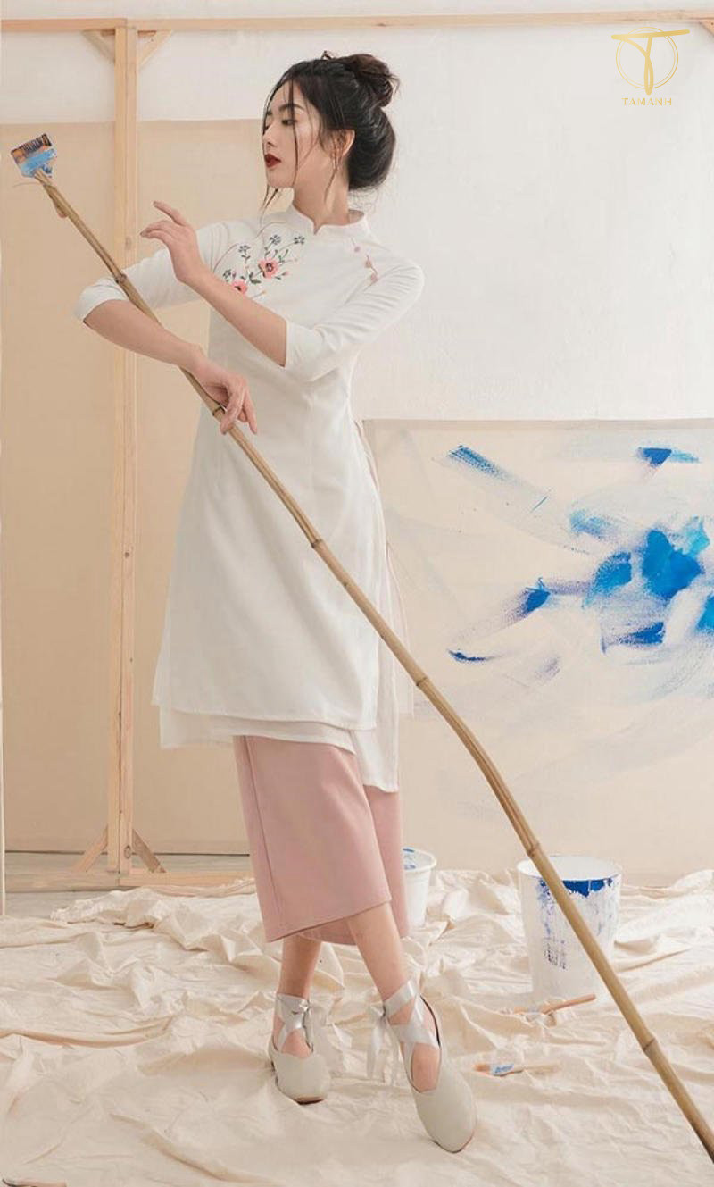 Thiếu nữ duyên dáng kết hợp áo dài và giày búp bê màu sắc tươi sáng