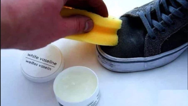 Thoa giấm và vaseline lên vết tróc trên giày sneaker để làm mềm và dưỡng da