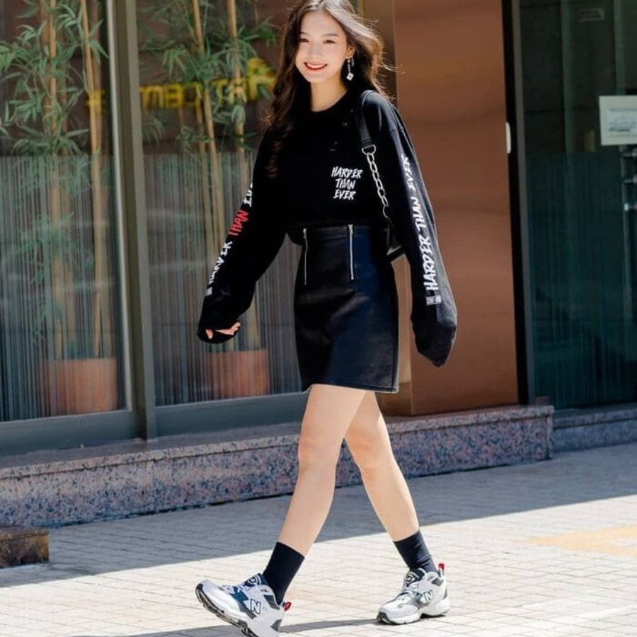 Thời trang mix giày sneaker cùng chân váy da ngắn sành điệu và áo thun đơn giản