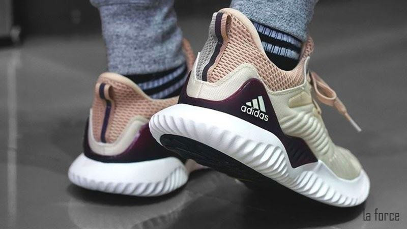 Thử giày Adidas tại cửa hàng để chọn size phù hợp nhất