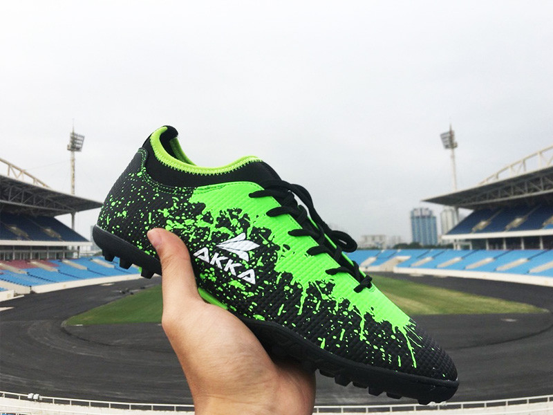 Thử giày đá bóng với tất thường dùng để đảm bảo độ vừa vặn