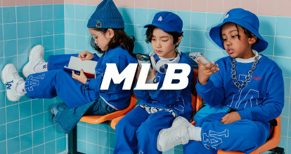 Thử giày trực tiếp để chọn size MLB nam phù hợp