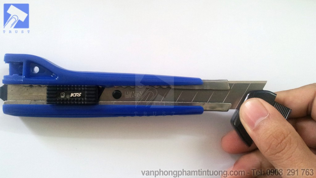 Thực hiện bẻ phần lưỡi dao cũ bằng chốt khóa của dao rọc giấy SDI 0404