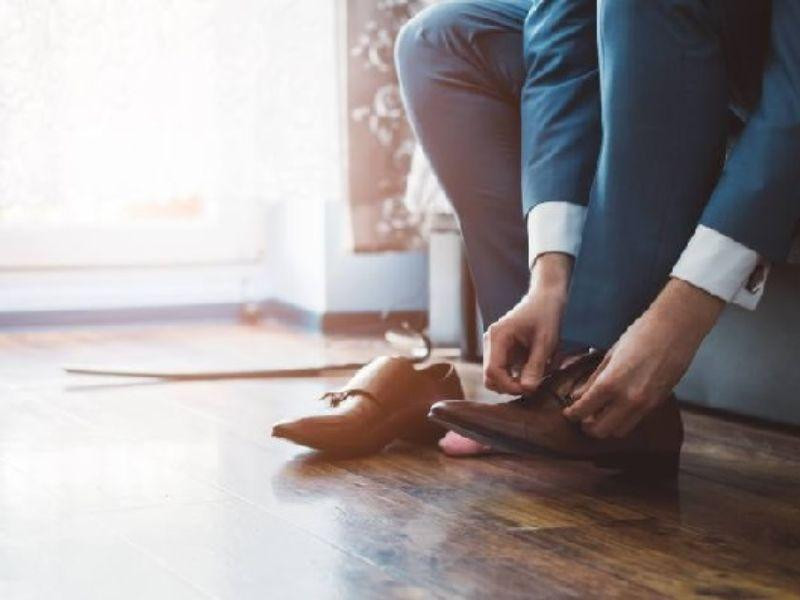thực hiện break-in làm mềm giày sneaker trong nhà