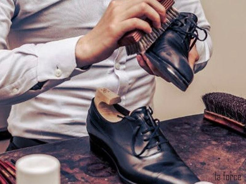 Thực hiện cách đánh bóng giày da đều tay bằng bàn chải chuyên dụng