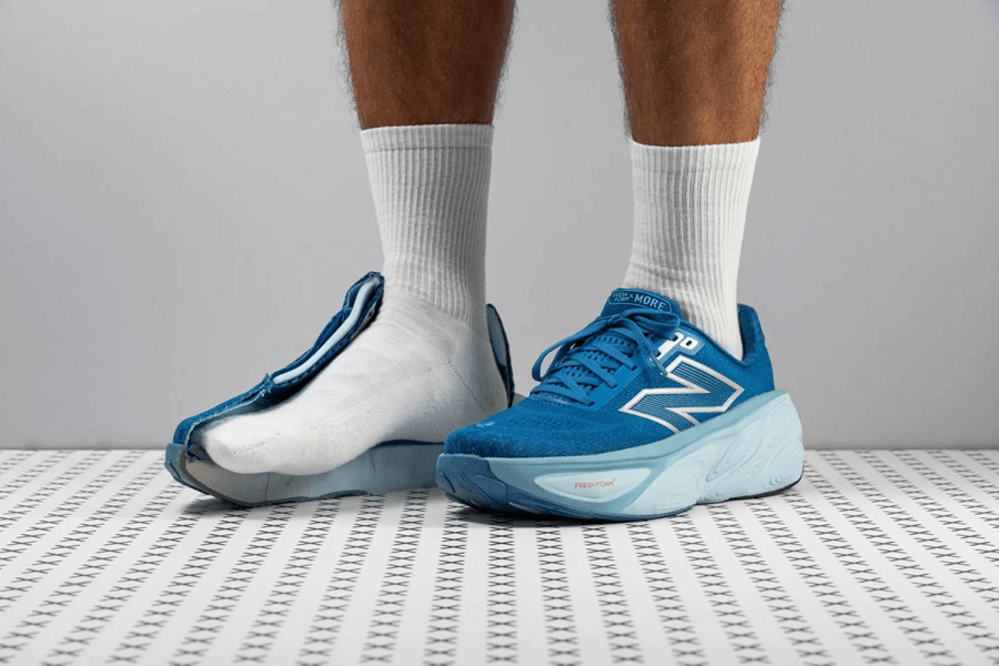 Tổng quan đôi giày chạy bộ New Balance Fresh Foam X More v5, nổi bật với lớp đệm dày và lót giày New Balance êm ái