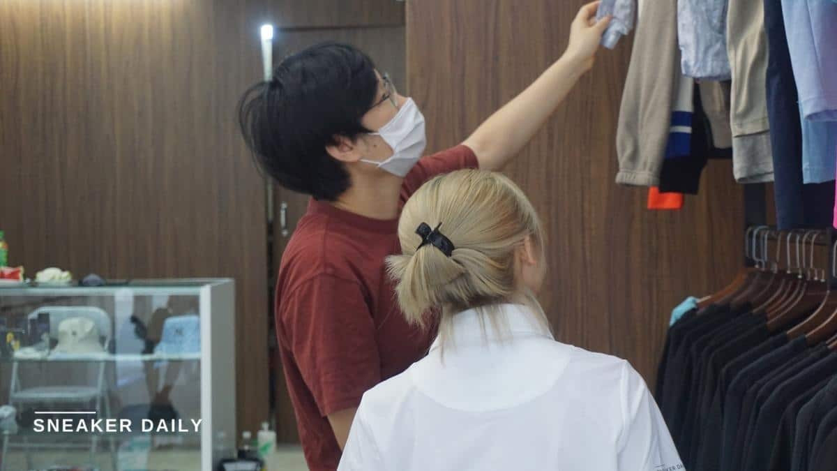 Tổng quan không gian mua sắm rộng rãi, hiện đại của shop giày sneaker Bắc Ninh