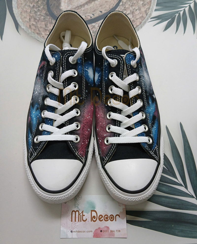Trang trí giày sneaker nam nữ với nhiều phong cách