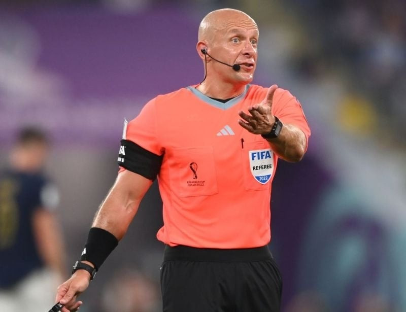 Trọng tài FIFA đang chạy trên sân, minh chứng cho yêu cầu về thể lực và tầm quan trọng của đôi giày trọng tài bóng đá hỗ trợ hiệu suất cao.
