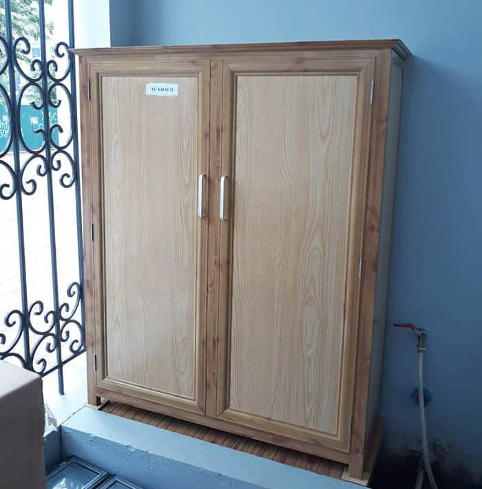 Tủ giày dép nhôm kính màu vân gỗ đẹp giúp bảo quản giày dép tốt hơn