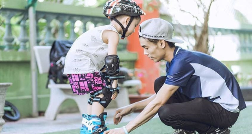 Tư thế chống tay vào đầu gối khi tập đứng giày patin cho người mới