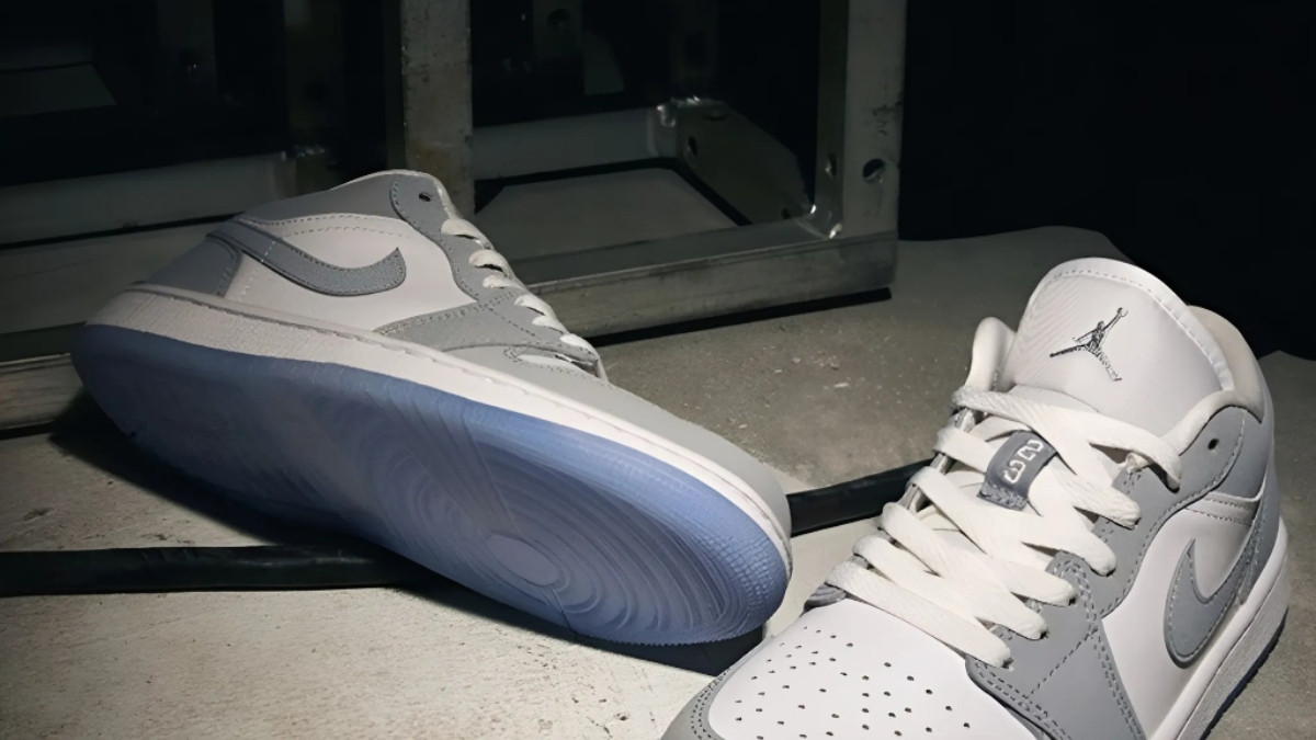 Vân đế và logo Nike giày Jordan 1 Low Panda
