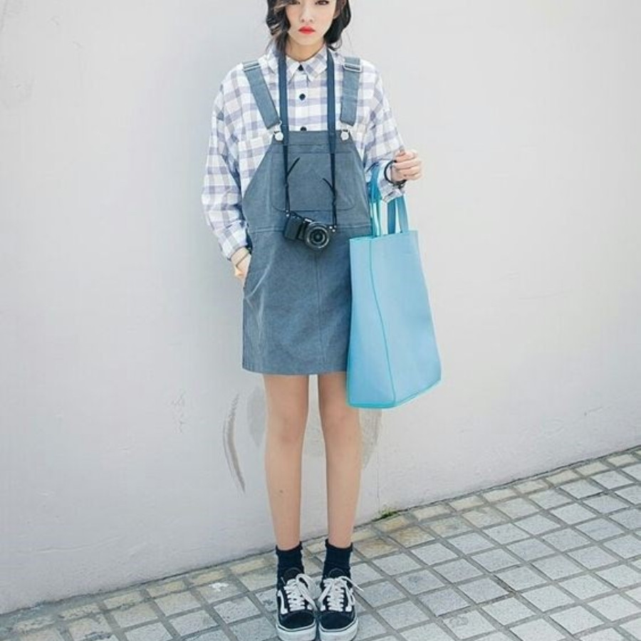 Váy yếm jean phối cùng giày sneaker trắng mang lại phong cách trẻ trung, năng động