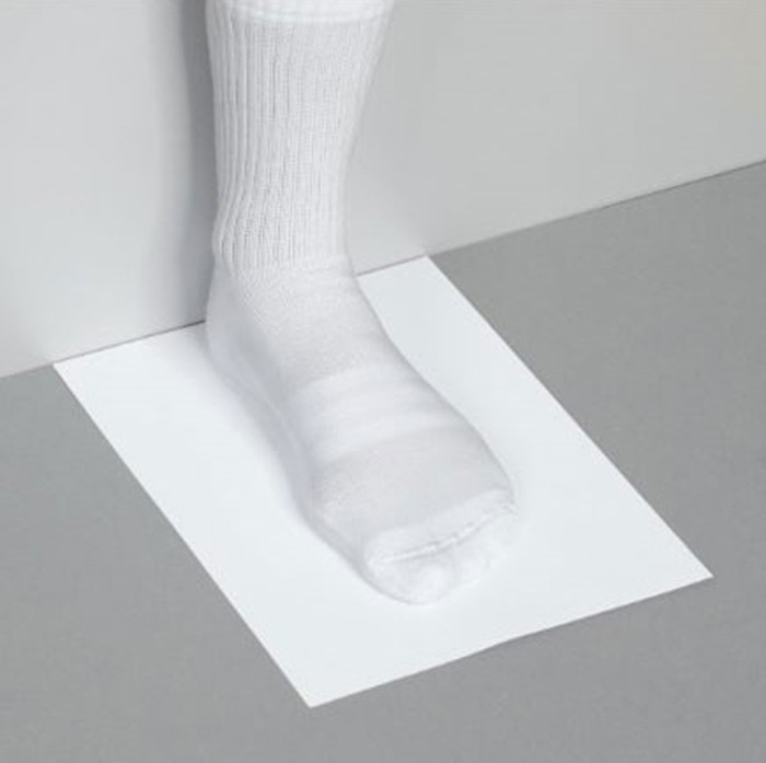 Vẽ đường viền bàn chân trên giấy để xác định kích thước giày Converse