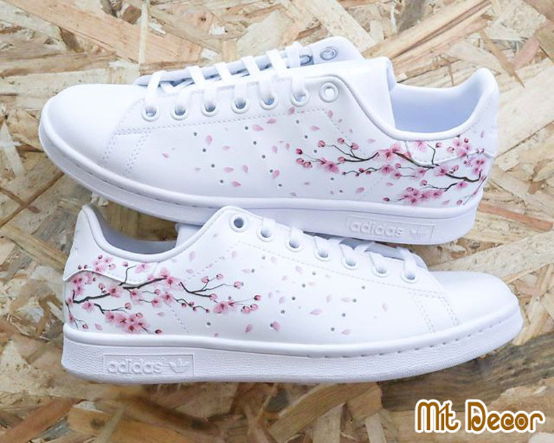Vẽ giày thể thao nữ với họa tiết hoa đào tinh xảo