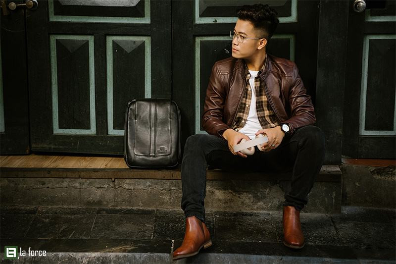 Vẻ ngoài cá tính khi mix áo khoác da bụi bặm cùng giày tây đế gỗ ấn tượng