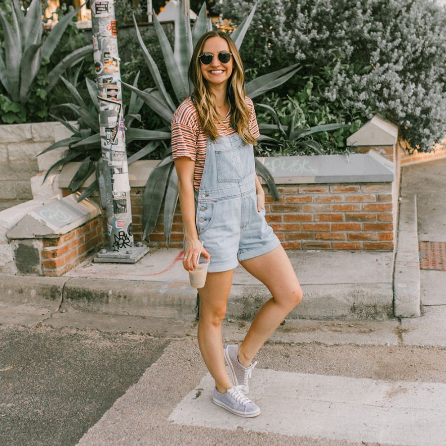 Vẻ ngoài đáng yêu và trẻ trung với váy yếm denim và giày thể thao đế bánh mì.