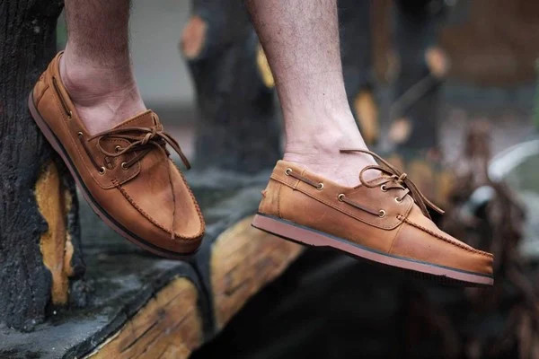 Vẻ ngoài thanh lịch khi mặc vest đi giày Boat Shoes nam sành điệu