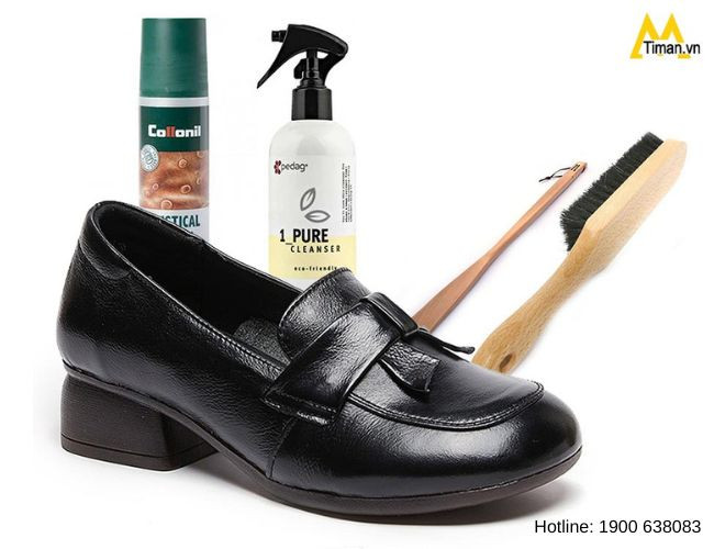 Vệ sinh giày lười da nữ cao cấp thường xuyên để giữ giày luôn sạch đẹp và bền bỉ