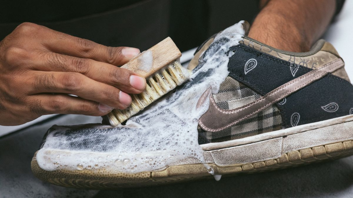 Vệ sinh giày sneaker Hà Nội chuyên nghiệp giữ giày luôn sạch mới