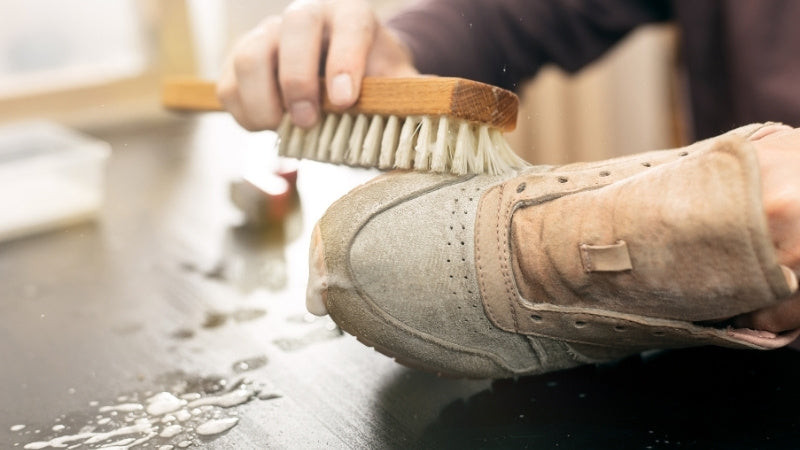 Vệ sinh giày sneaker thường xuyên giúp ngăn ngừa bụi bẩn và hình thành nếp nhăn