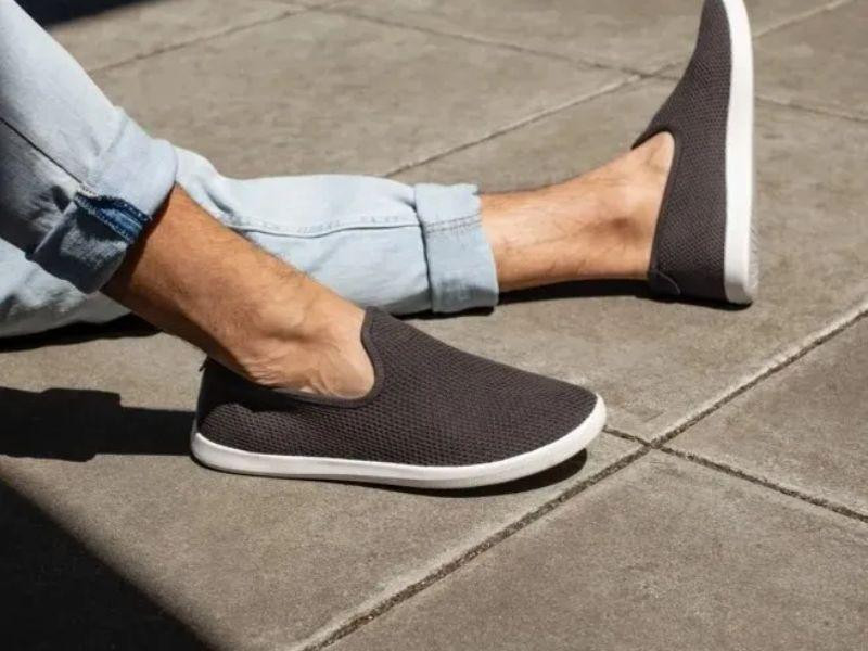 Vệ sinh và bảo quản giày lười nam vải đúng cách để giữ độ bền