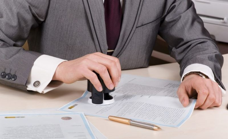 Việc đăng ký quyền sử dụng đất và nhà ở tại cơ quan có thẩm quyền là điều kiện pháp lý quan trọng.