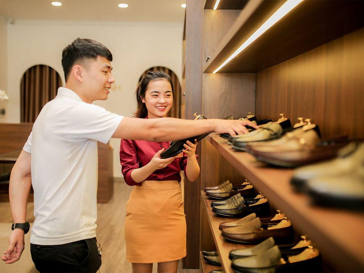 Việc đến trực tiếp các shop giày tây nam Hà Nội cho phép bạn tận tay cảm nhận chất liệu da