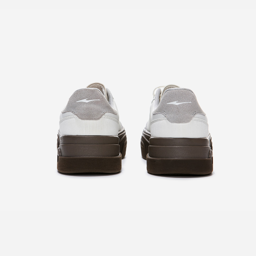 Nghệ Thuật **Thiết Kế Giày Thể Thao** Retro Tinh Tế