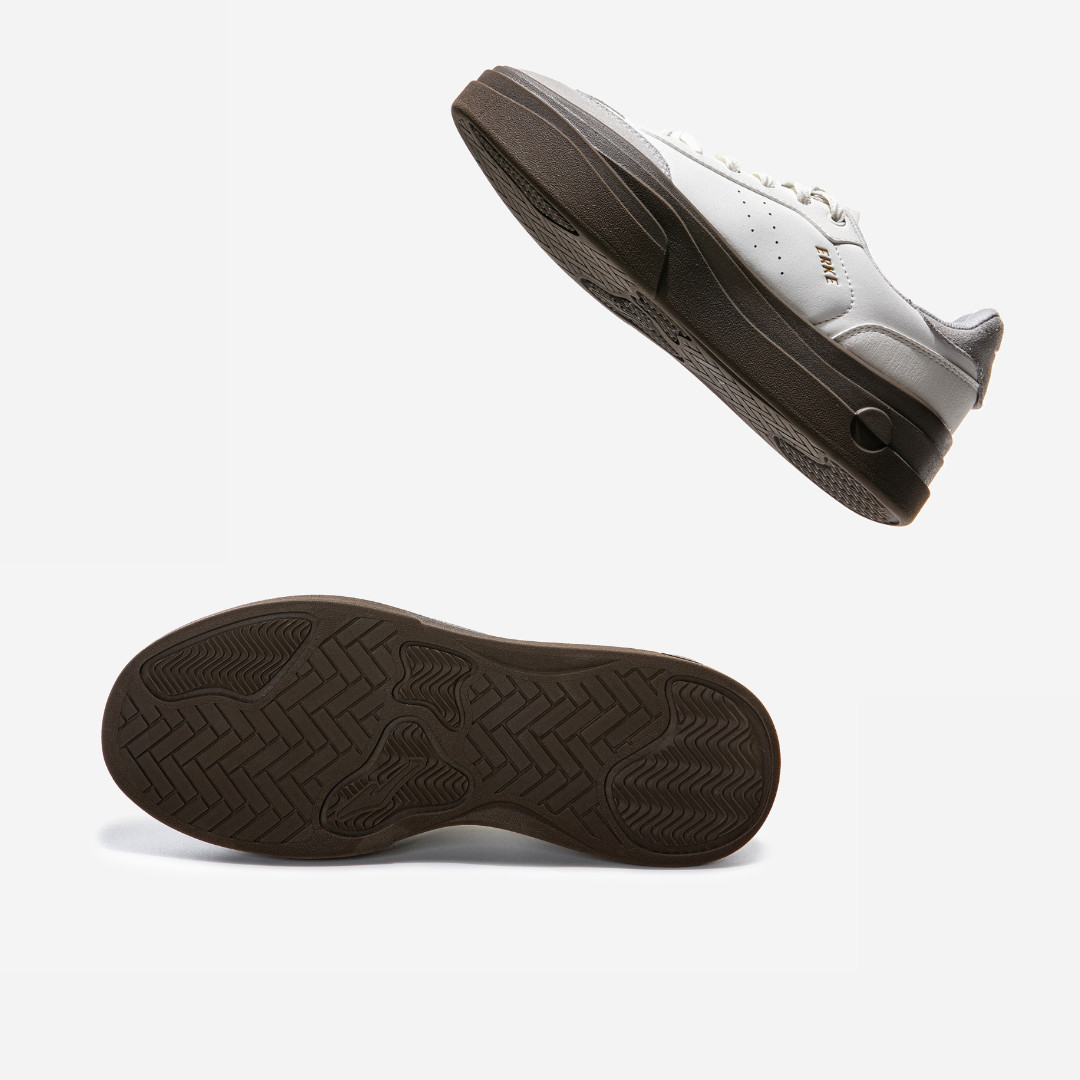 Nghệ Thuật **Thiết Kế Giày Thể Thao** Retro Tinh Tế