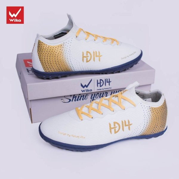 Wika HD14 Hoàng Đức trắng trên sân cỏ nhân tạo