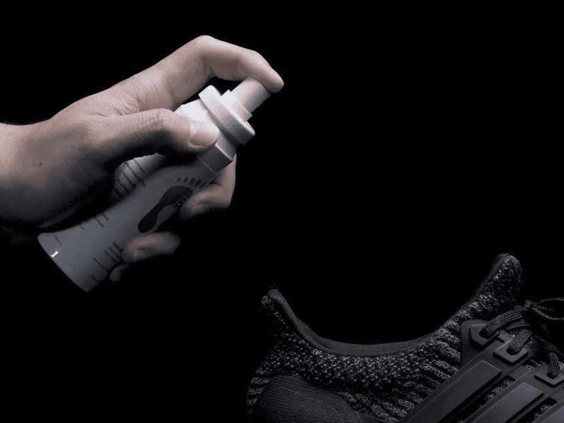 Xịt thơm giày chuyên dụng là giải pháp khử mùi hôi giày nhanh chóng