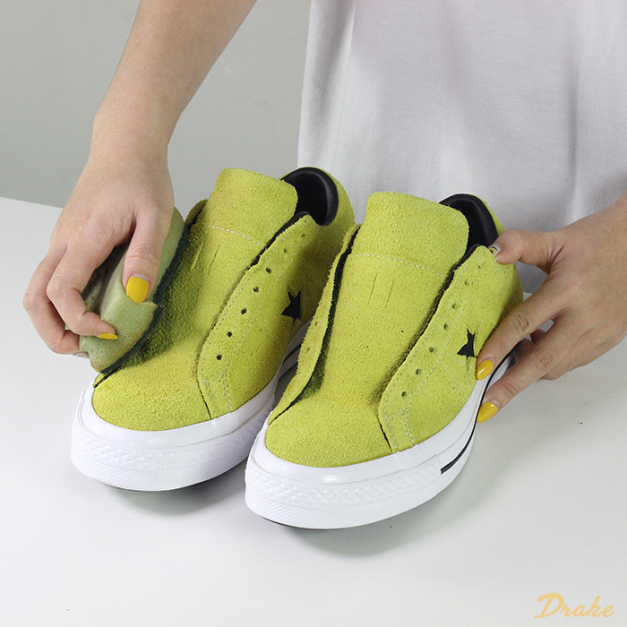 Xử lý vết mực trên giày sneaker da lộn bằng giấy nhám