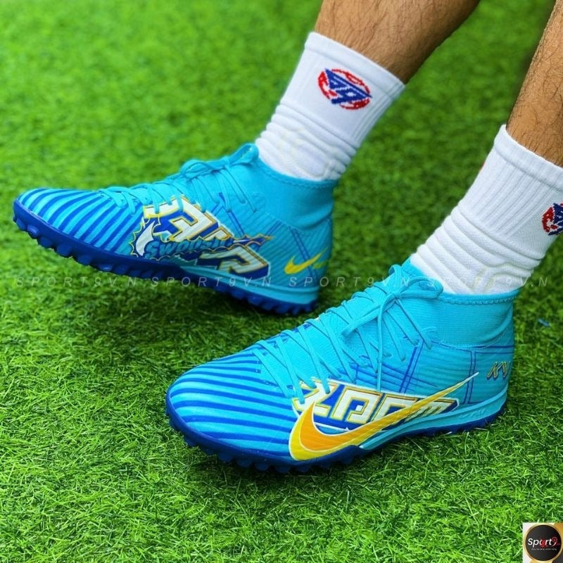 Đế giày chuyên dụng với đinh dăm TF được gia cố, minh họa độ bền vượt trội so với giày bata