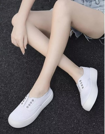 Giày slip-on nữ kiểu dáng độc đáo với họa tiết
