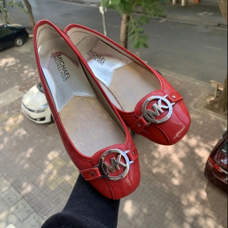 Giày thể thao MK màu đỏ da bóng nổi bật