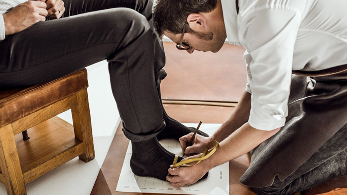 Hình ảnh người đo chân để chọn size giày Gucci