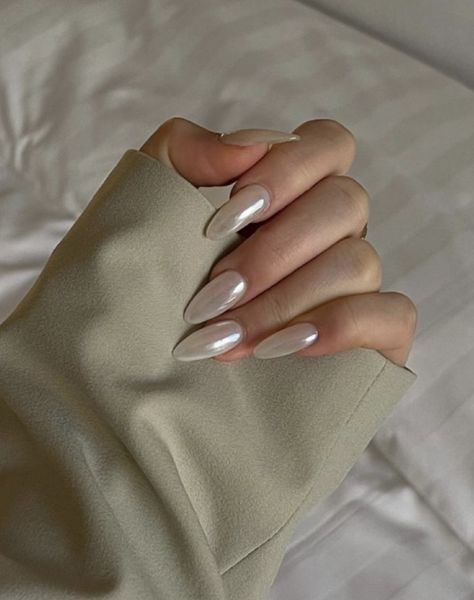 Nail tráng gương ngọc trai thanh lịch