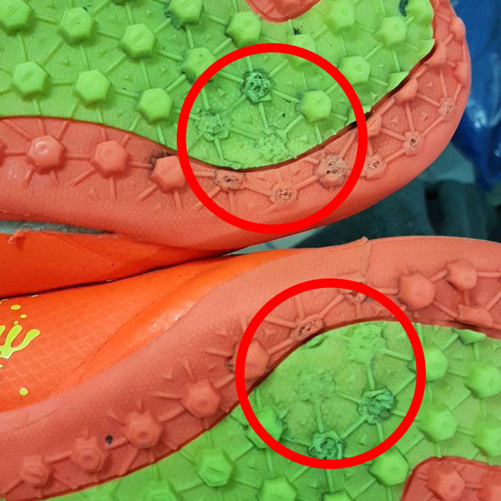 Phần đế giày bóng đá 3 sọc bị mòn đinh sau nhiều trận đấu