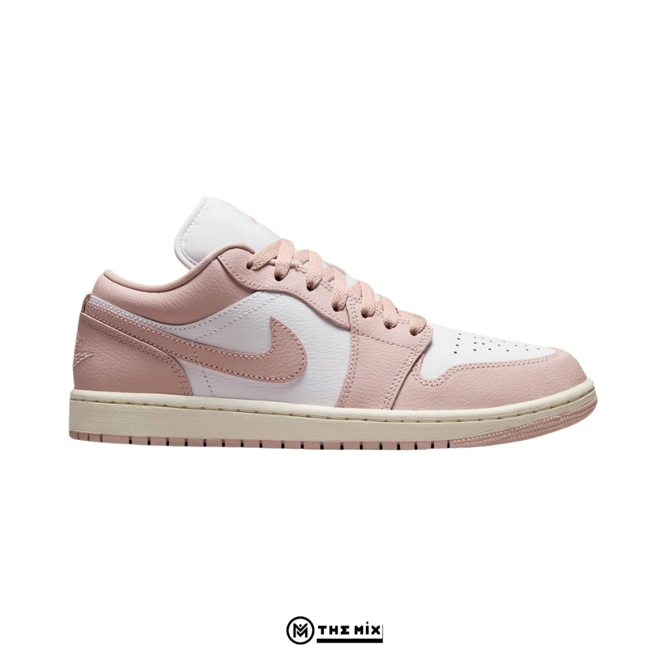 Hình ảnh một đôi giày thể thao Nike Air Jordan 1 Low với tông màu trắng và hồng nổi bật