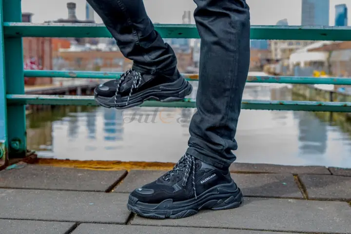 Review Chi Tiết Cân Nặng Của 1 Đôi Giày Adidas Full Box: Đâu Là Yếu Tố Quyết Định?