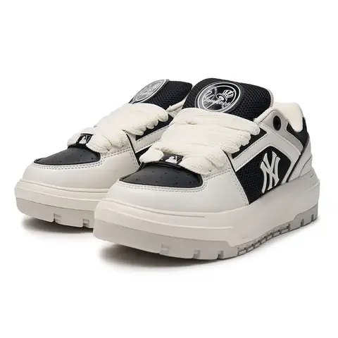 Đánh Giá Chi Tiết Giày Adidas Fake Tại Khu Vực Hồ Tùng Mậu: Liệu Có Đáng Đồng Tiền?