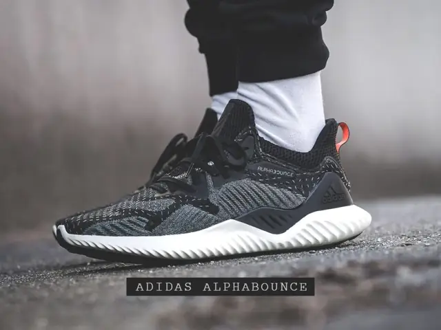 Đánh Giá Adidas Alphabounce: Liệu Có Xứng Đáng Là "quái Thú" Chạy Bộ Cho Nam Giới?