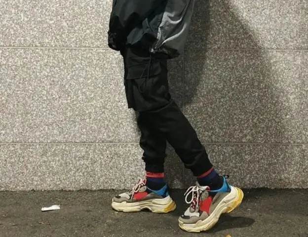 Áo Sơ Mi Vs Quần Bò: Đeo Giày Balenciaga Cho Phong Cách Nào?