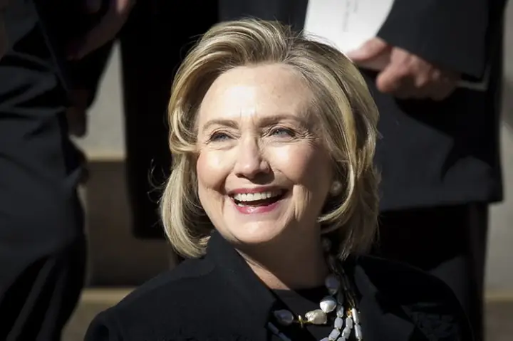 Sự Cố Ném Giày Vào Hillary Clinton Khi Bà Đang Diễn Thuyết: Khi Chính Trị Và Biểu Tình Va Chạm